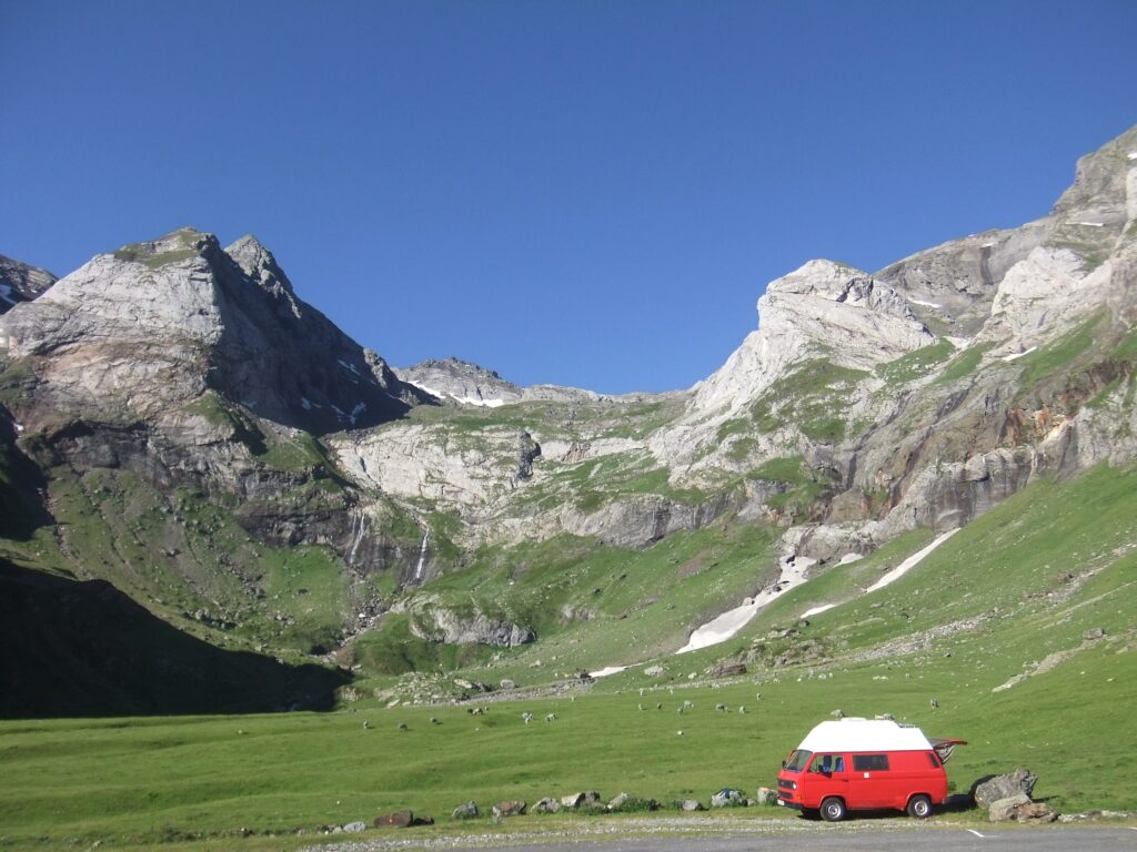 furgoneta camper en un paisaje precioso de alta montaña