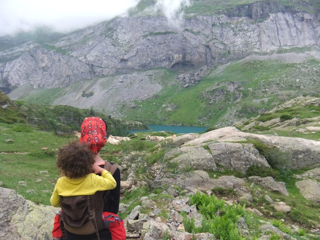 madre porteando a su bebe en la montaña