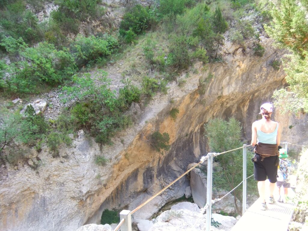 familia en las pasarelas de alquezar