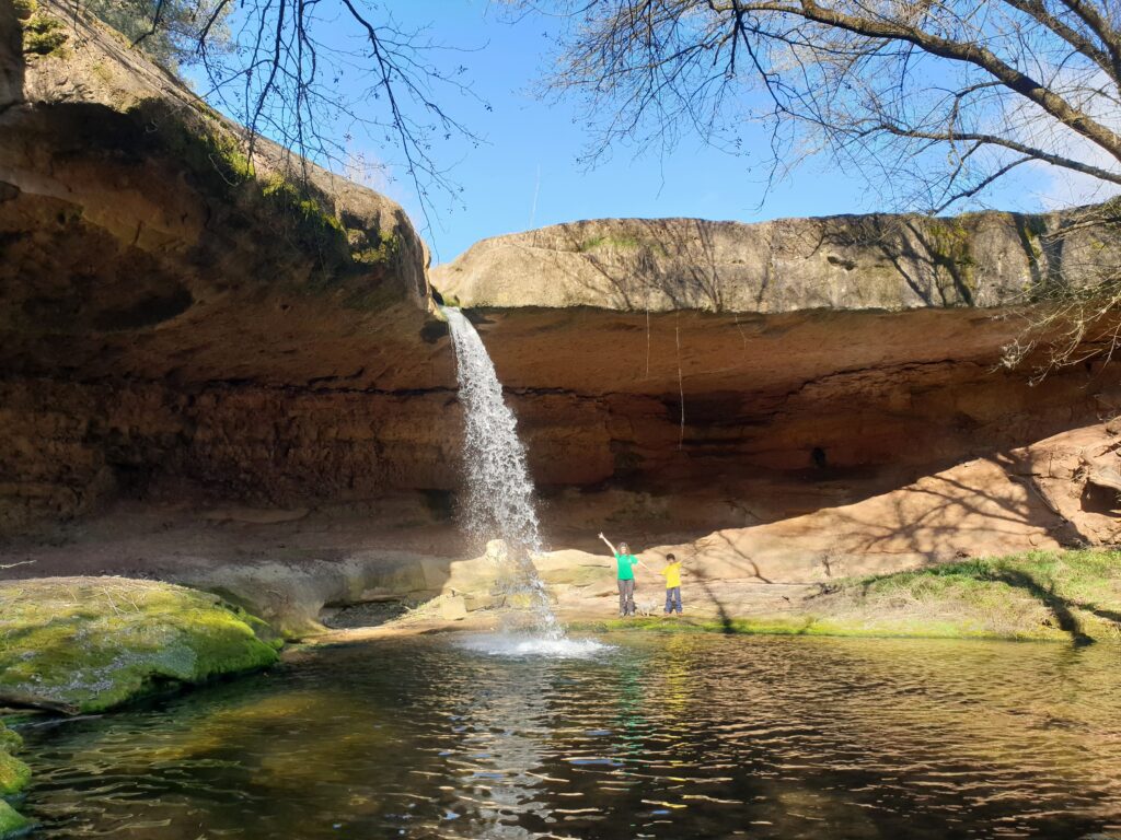 familia junto a la cascada de Bellús