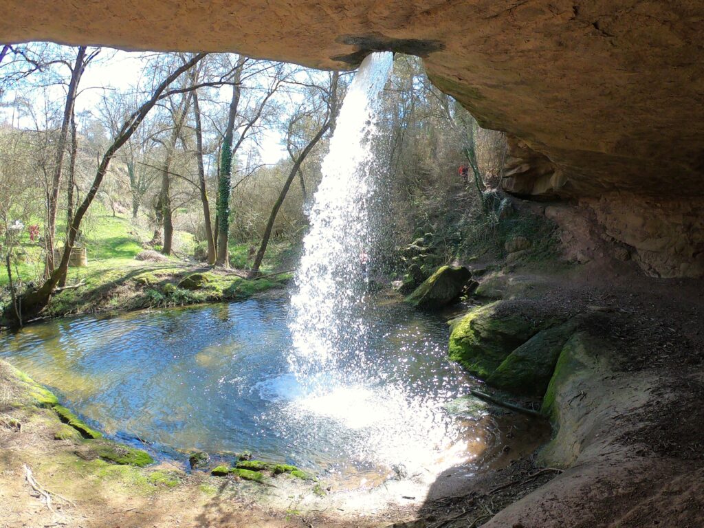 panorámica desde detrás de la cascada de bellús