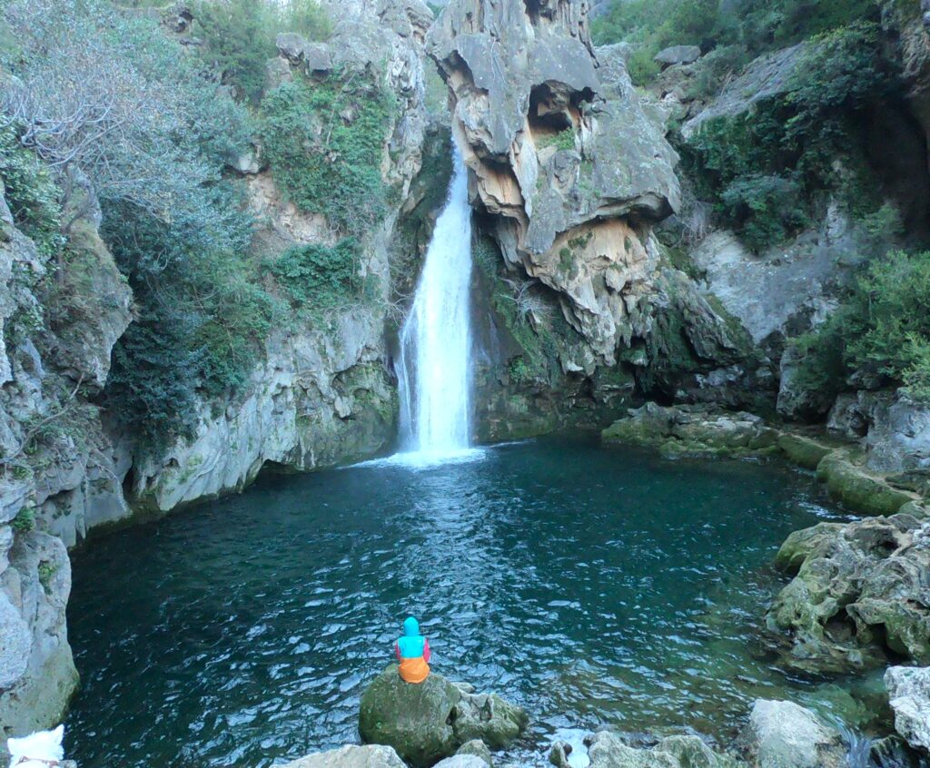 mujer a los pies de la cascada de la calavera en cazorla
