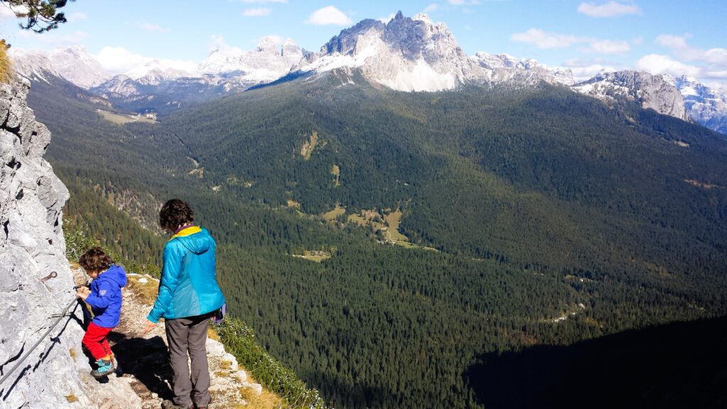 familia con niño en sendero expuesto al lago sorapis