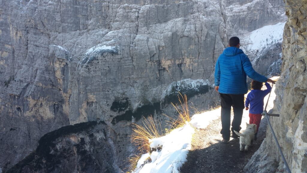 Familia en el sendero al lago sorapis