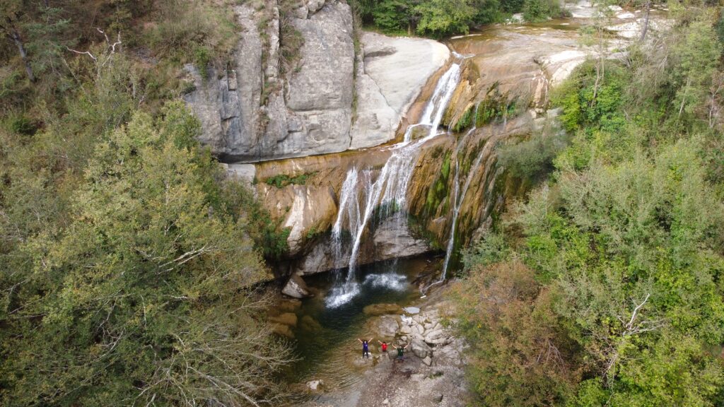 Vista aerea con drone de la cascada del salt del molí en Vidrà