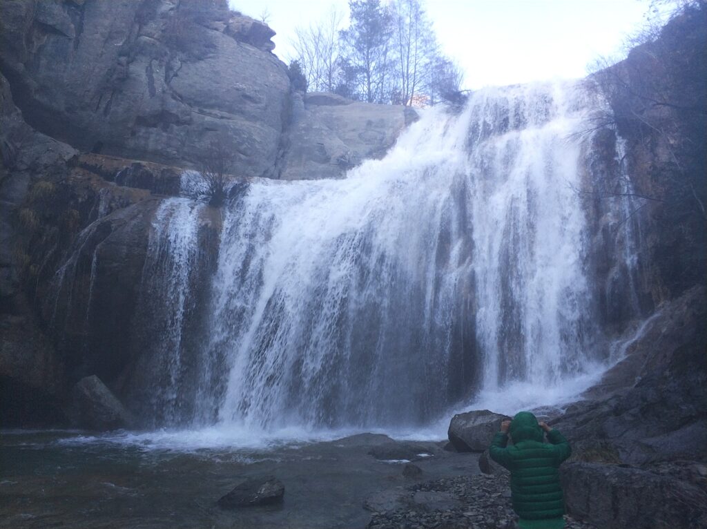 Cascada del Salt del Molí en Vidrà después de lluvias