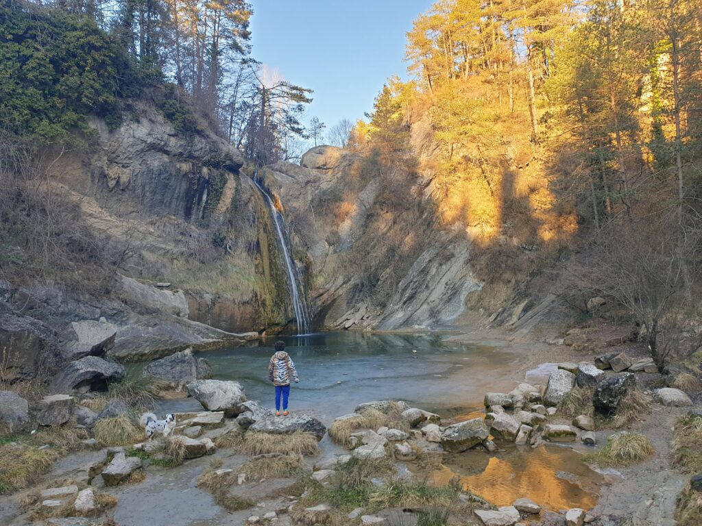 persona y perro junto a la cascada de Borredà