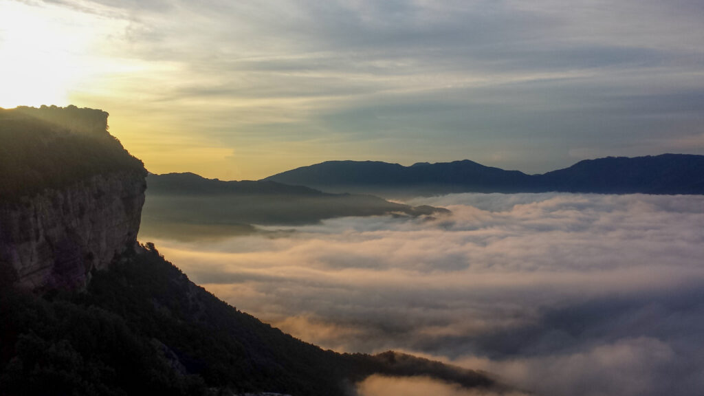Amanecer en las acantilados de Tavertet