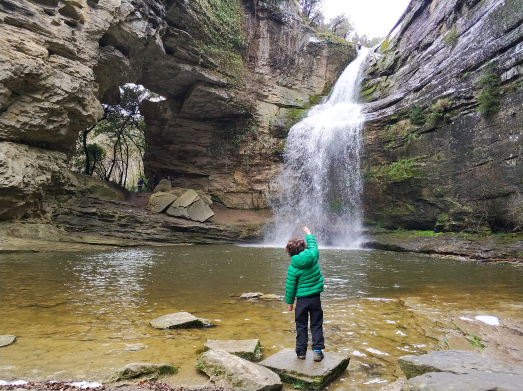 Ruta a La Foradada de Cantonigròs con la cascada al fondo