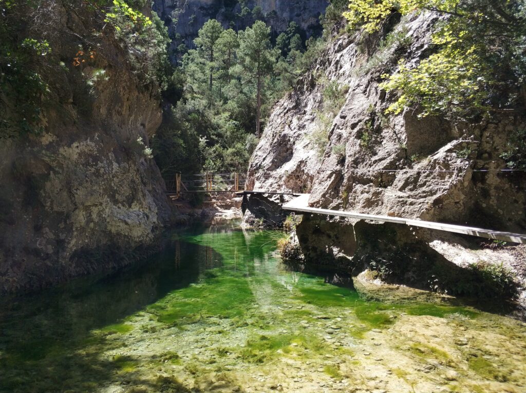 Pasarela sobre el río verde del Parrizal de Beceite, Parc Natural de Els Ports