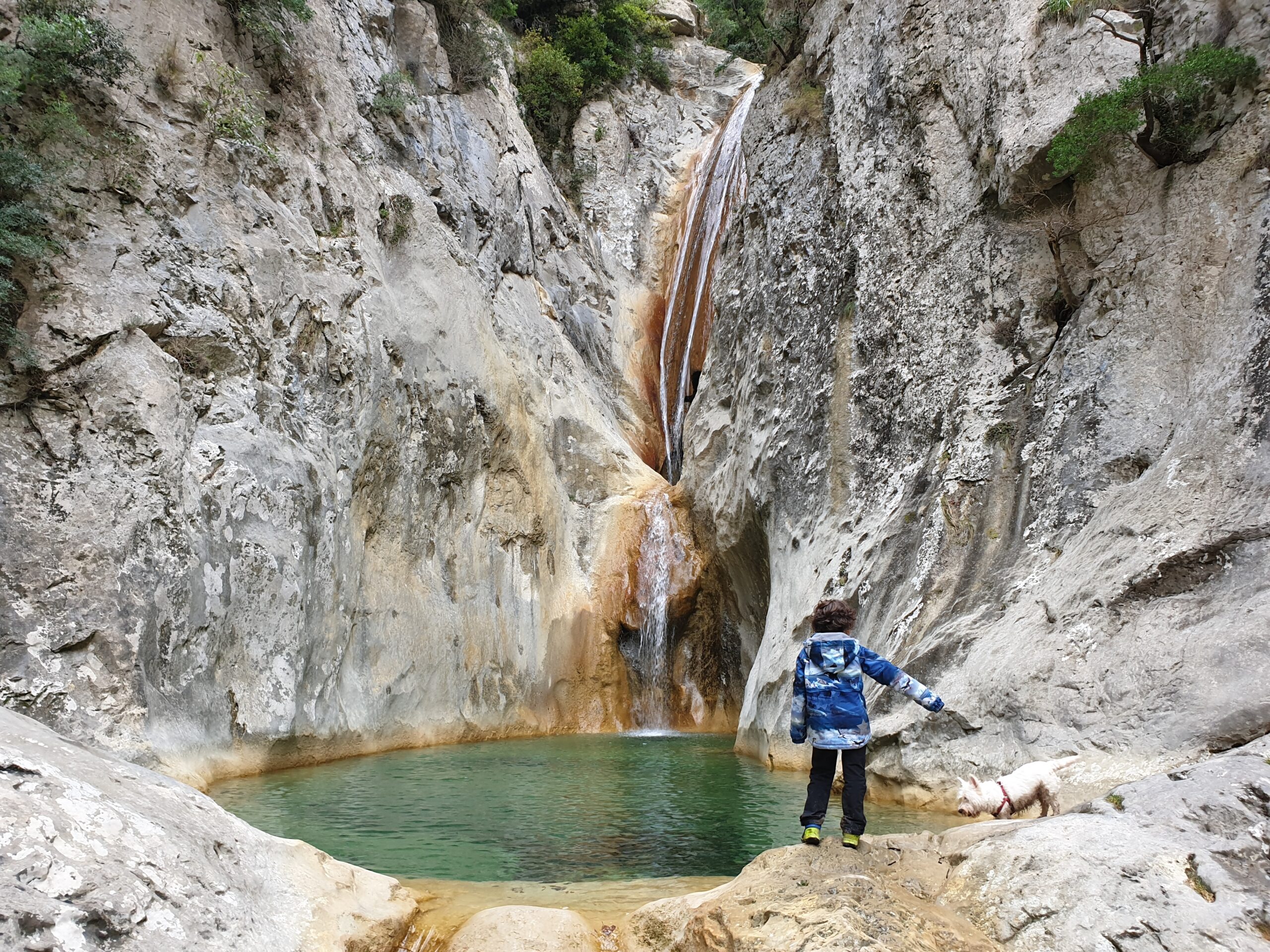 Niño frente a la cascada del Brull, en La Garrotxa