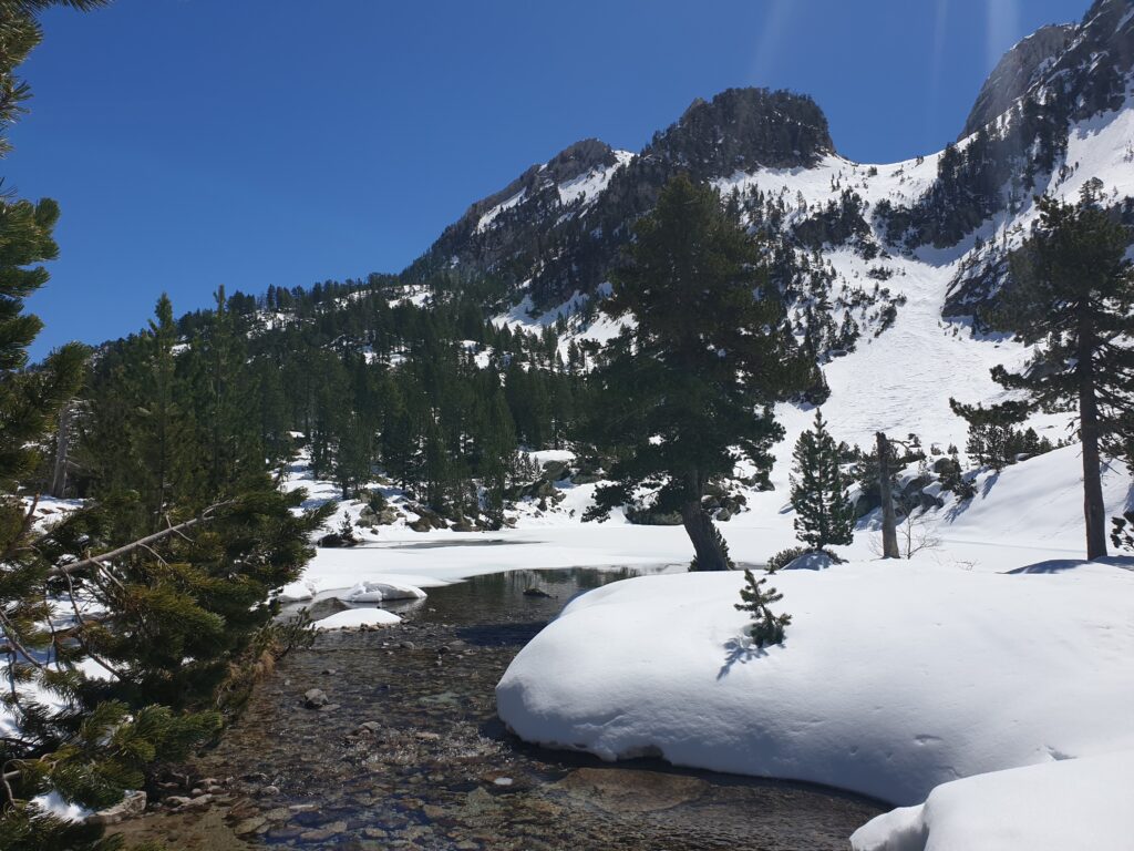 Río Estós con nieve en la ruta al ibonet de Batisielles, Valle de Estós, Benasque
