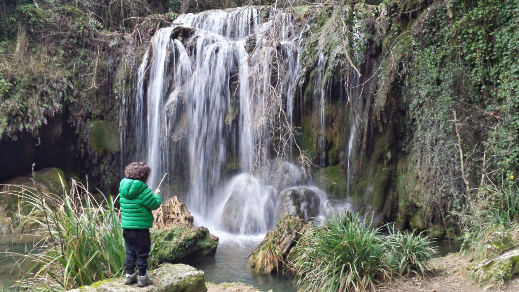 Niño admirando la Cascada del Molí dels Murris, en La Garrotxa
