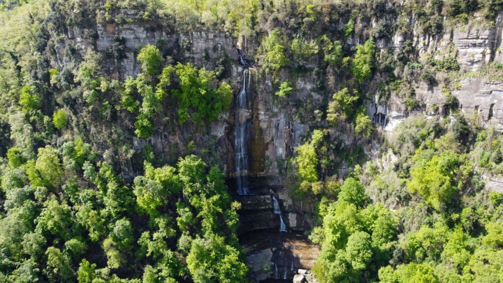 Vista panorámica a vista de dron de la Cascada de La Coromina, en Falgars, Garrotxa
