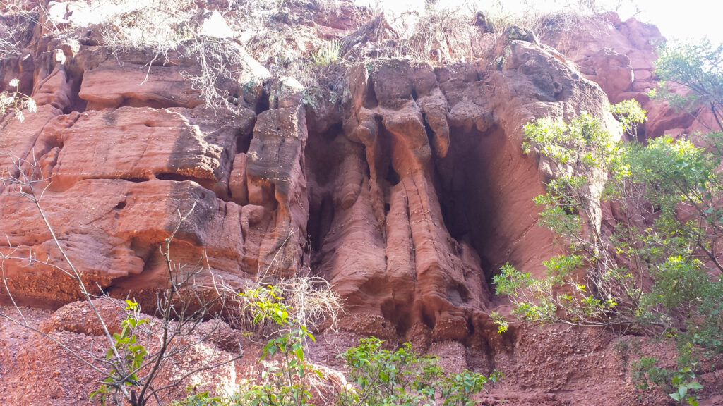 Rocas rojizas en la ruta al gorg de la mola