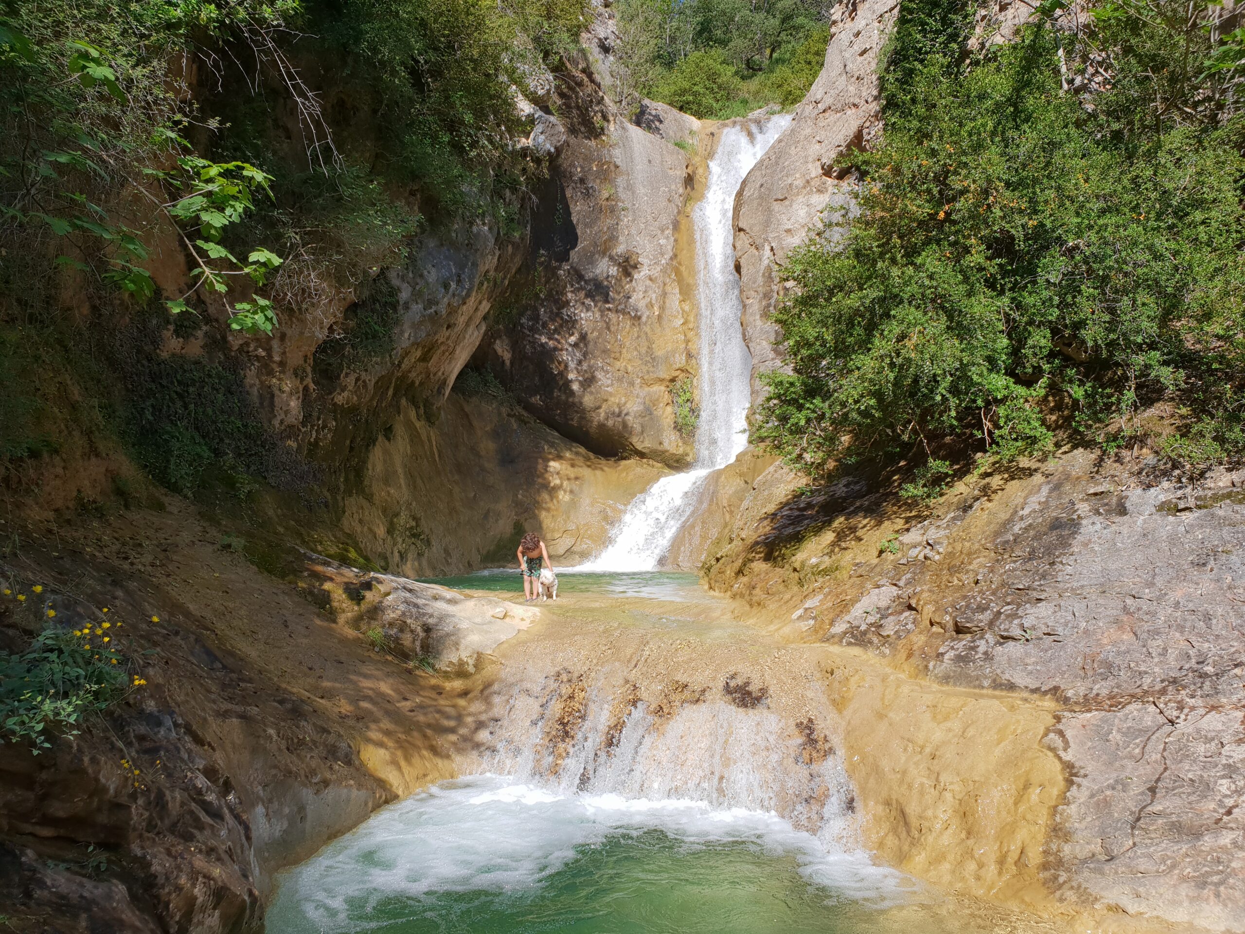 Cascada de Merea con pozas llenas en junio, Pallars Jussà