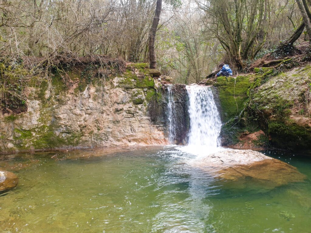 Cascada del Gorg de la Sort en Aiguafreda con poza verde, Parc Natural del Montseny