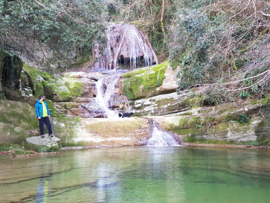 persona frente a una cascada en la ruta del salt de l'olla en la garrotxa