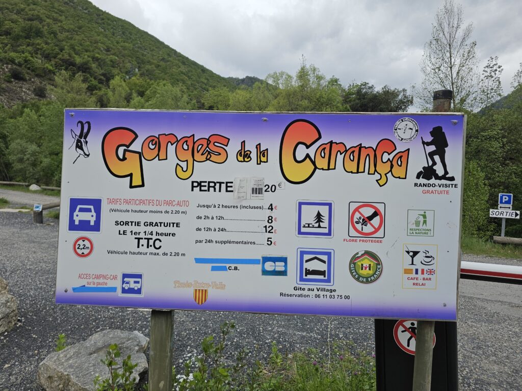 Panel con las Tarifas y normativa de Gorges Carança, Francia