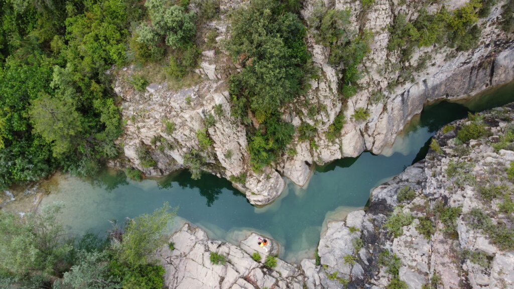 Vista aérea con drone de los gorgs del Forat de Bulí y el río Rialb, Lleida