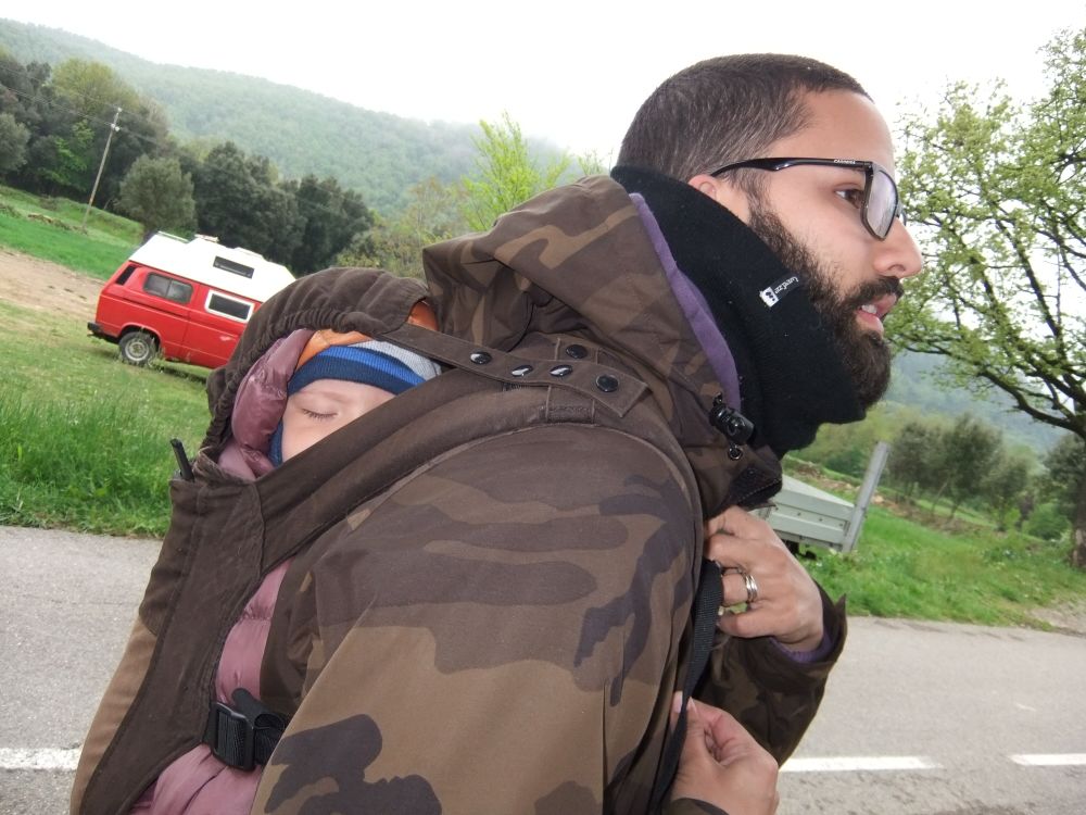 padre furgonetero porteando a su hijo en invierno