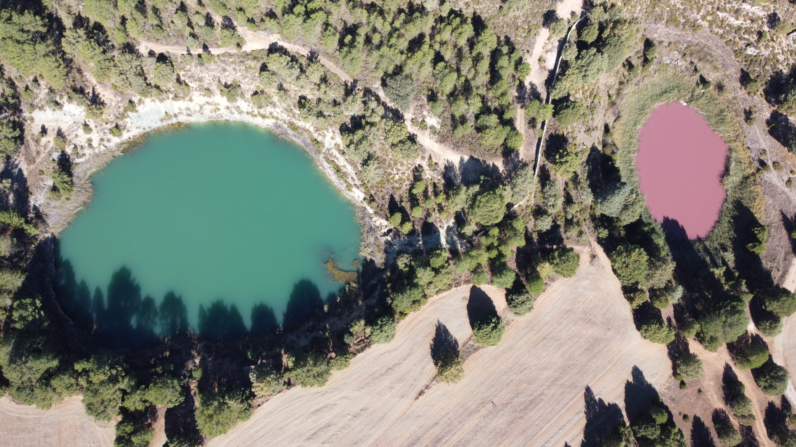 Dos lagunas de Cañada del Hoyo vistas desde drone, una rosa y otra turquesa, Cuenca
