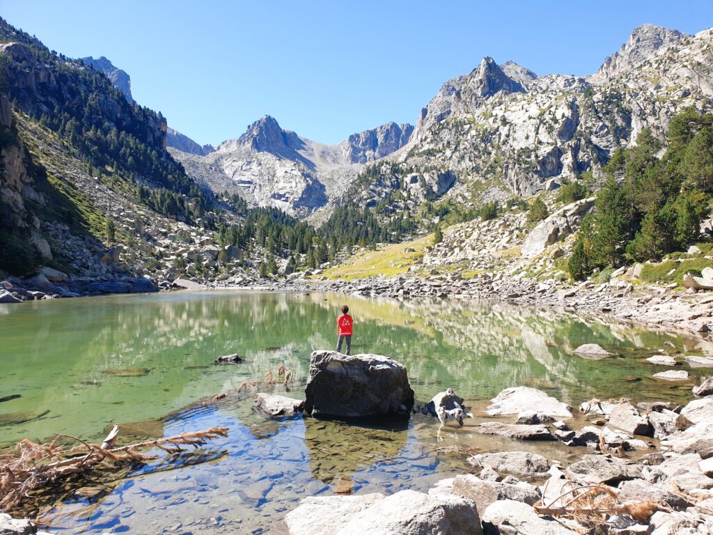 Persona frente al estany de Monestero en Val d'Aran